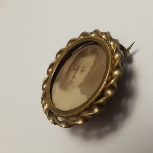 Antique Baby photo  brooch gold tone pin - Picture 6 of 13